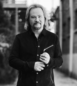 Travis Tritt performing live music at Dosey Doe in The Woodlands