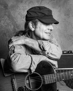 Chuck Cannon - Solo performing live music at Dosey Doe in The Woodlands