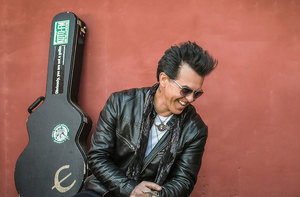 Mike Farris - Solo performing live music at Dosey Doe in The Woodlands