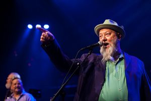 Get Tickets For Kevin Russell (Shinyribs) & the Shiny Soul Sisters Trio @ Dosey Doe on February 25th, 2021 Kevin Russell (Shinyribs) & the Shiny Soul Sisters Trio