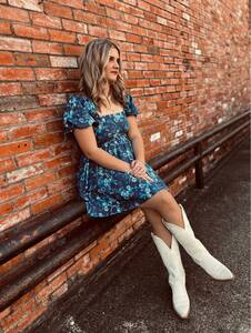 Brylie Heuermann performing live music at Dosey Doe in The Woodlands
