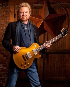 Lee Roy Parnell, Gary Nicholson & Bonnie Bishop - "In The Round" performing live music at Dosey Doe in The Woodlands