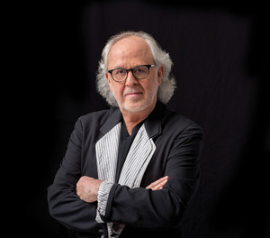 Bob James (of Fourplay) performing live music at Dosey Doe in The Woodlands