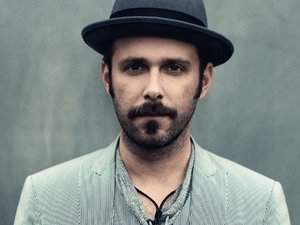 Greg Laswell performing live music at Dosey Doe in The Woodlands