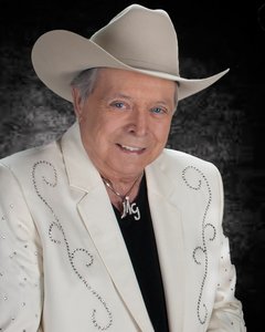 Mickey Gilley performing live music at Dosey Doe in The Woodlands